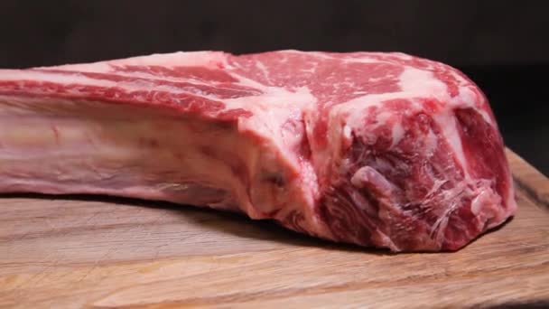生の新鮮な肉Ribeyeステーキ.ステーキ用の肉。ビーフステーキ。生肉.  - 映像、動画