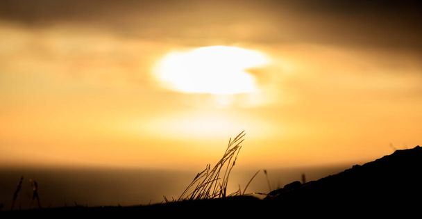 typisch isländischen Sonnenaufgang Sonnenuntergang Klippenlandschaft bei arnarstapi a - Foto, Bild