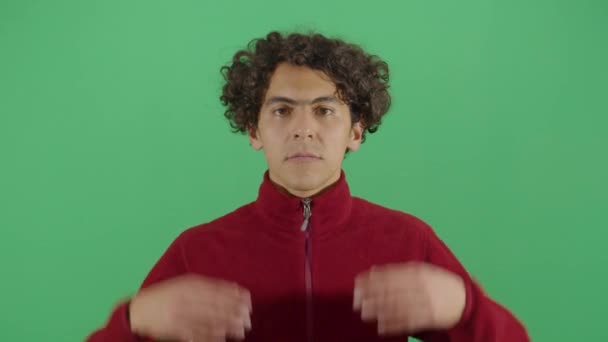 Homem adulto fazendo olhos asiáticos com os dedos
 - Filmagem, Vídeo