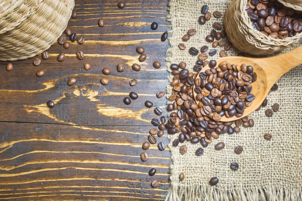 Grãos de café torrados em colher de madeira
 - Foto, Imagem