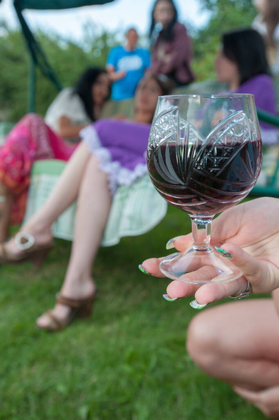 Вечеринка с бокалом вина. девичник с алкоголем
 - Фото, изображение
