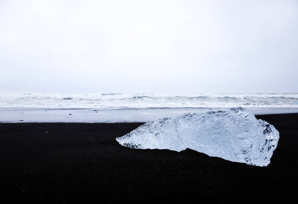 Icebergs sit on black sand Diamond Beach, Jokulsarlon, in the Ar - Foto, Imagen