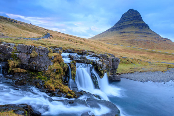 Islandia timelapse fotografía de cascada y montaña famosa
.  - Foto, imagen
