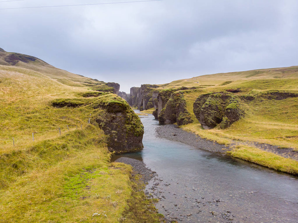 Paisaje único de Fjadrargljufur en Islandia. Destino turístico más importante
 - Foto, Imagen