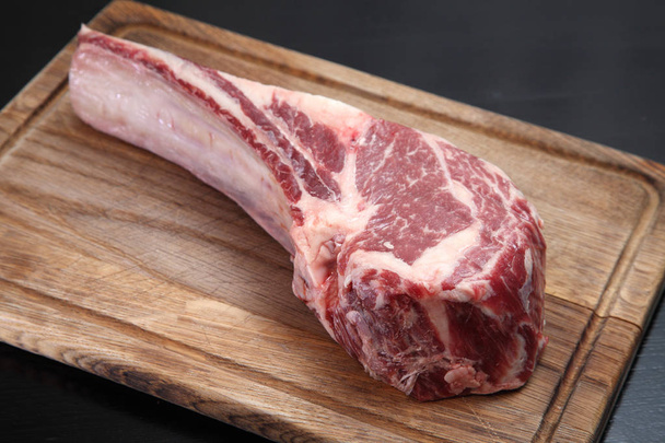 生の新鮮な肉Ribeyeステーキ.ステーキ用の肉。ビーフステーキ。生肉.  - 写真・画像