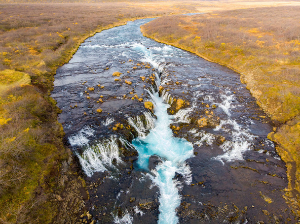 Gyönyörű Bruarfoss vízesés, türkizkék víz, Izland - Fotó, kép