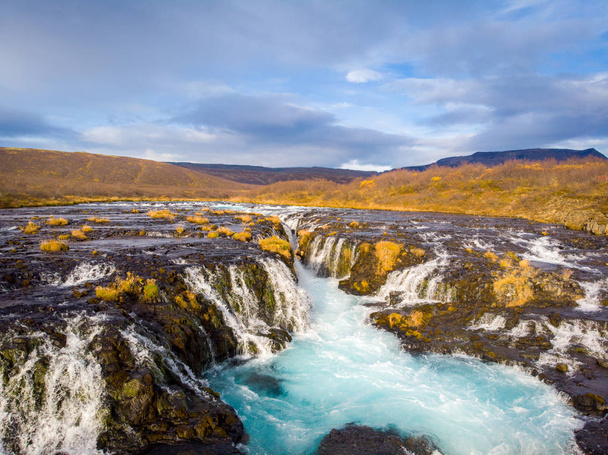Schöner Bruarfoss-Wasserfall mit türkisfarbenem Wasser in Island - Foto, Bild