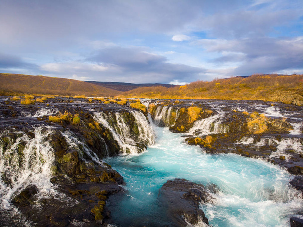 Gyönyörű Bruarfoss vízesés, türkizkék víz, Izland - Fotó, kép
