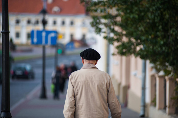 Un vecchio solitario che passeggia. dimissioni
 - Foto, immagini