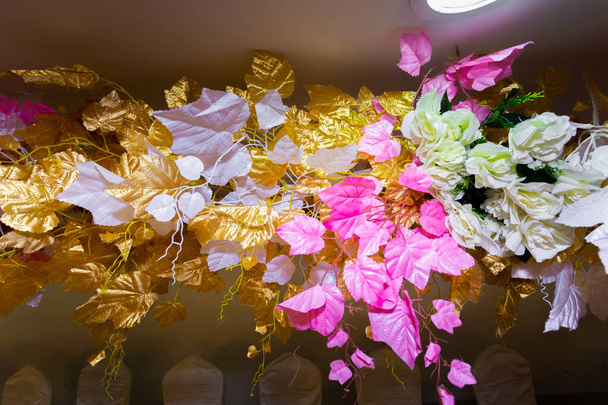 Χρυσό φύλλο Χειροποίητο χάρτινο λουλούδι, διακόσμηση γάμου και πολύχρωμο γαμήλιο στάδιο στο Μπαγκλαντές. - Φωτογραφία, εικόνα