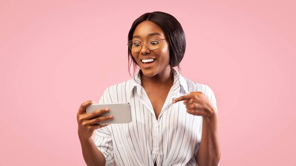 Afro Girl Holding Cellphone Smiling Standing Over Pink Background, Panorama - Foto, Bild