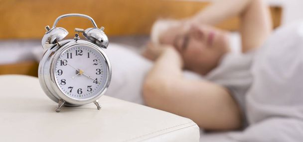 Vezető nő szenved álmatlanságban az ágyban - Fotó, kép