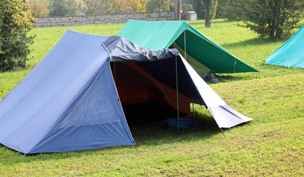 Канадские палатки на месте лагеря бойскаутов утром
 - Фото, изображение