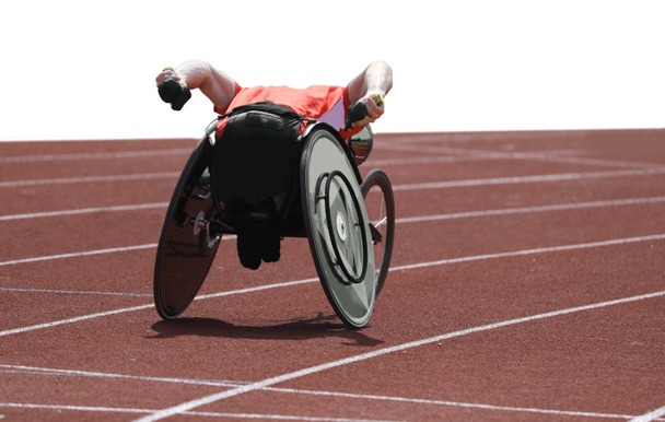 atleet op rolstoel tijdens de race op witte achtergrond - Foto, afbeelding