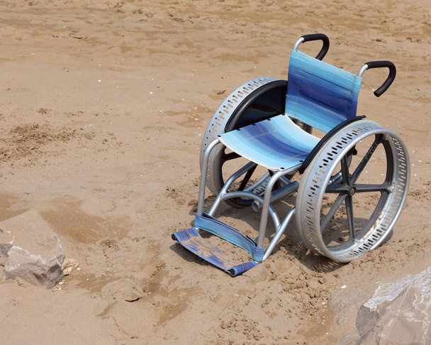 Rollstuhl mit großem Rad aus Aluminium - Foto, Bild