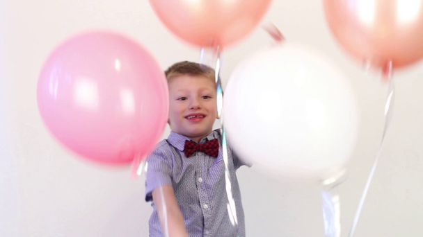νεαρό αγόρι παίζει με αερόστατο - Πλάνα, βίντεο
