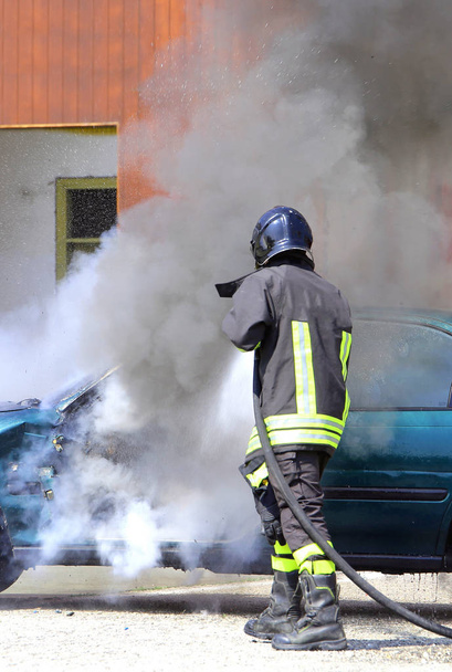 coche incidente con humo negro y un bombero
 - Foto, imagen