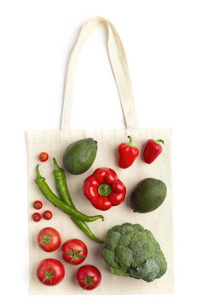 Świeże warzywa ekologiczne na eko-bawełnianej torbie na zakupy - Zdjęcie, obraz