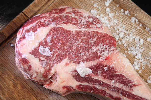 Raw friss hús Ribeye Steak Tomahawk. Húst steaknek. Marhahús. Nyers hús.  - Fotó, kép