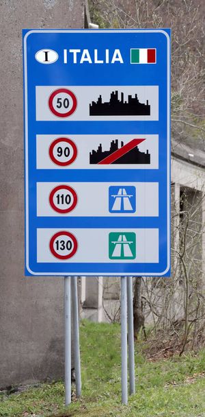 イタリア国境の道路標識 - 写真・画像