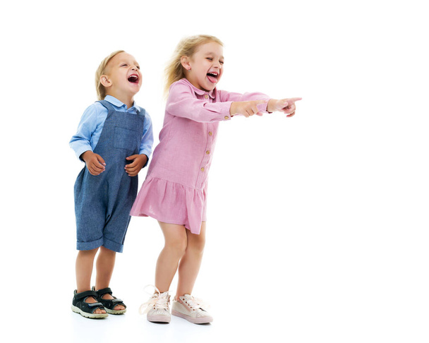 Tyttö ja poika, veli ja sisko iloitsee tuulessa, että blo
 - Valokuva, kuva