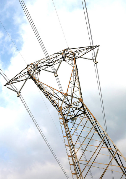 nagyfeszültségű oszlop elektromos vezetékekkel - Fotó, kép