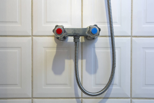 kran prysznicowy pokrętło obrotowe, niebieski na zimno i czerwony na ciepło Generyczne pokrętła do regulacji temperatury wody w łazience. - Zdjęcie, obraz