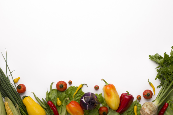 Świeże i organiczne kolorowe warzywa izolowane na białym - Zdjęcie, obraz