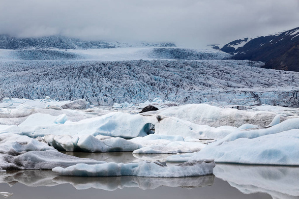 Fjallsarlon iceberg lagoon and Vatnajokull glacier in Iceland. Icelandic nature landscape - Foto, immagini