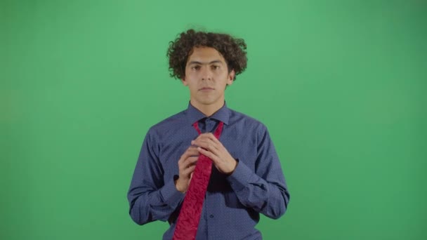 Dospělý muž upevňuje kravatu - Záběry, video