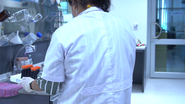 female scientist working in laboratory - Záběry, video