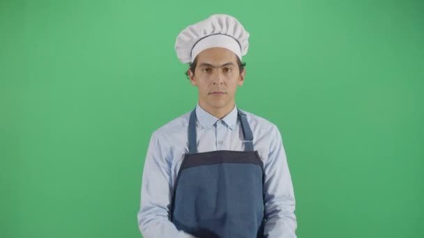 Volwassen man chef-kok slijpen een mes - Video