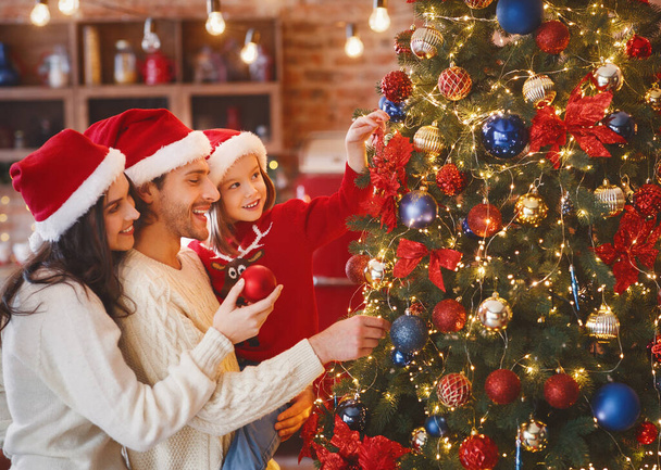 Υπέροχη οικογενειακή διακόσμηση χριστουγεννιάτικο δέντρο με φυσαλίδες στο σπίτι - Φωτογραφία, εικόνα