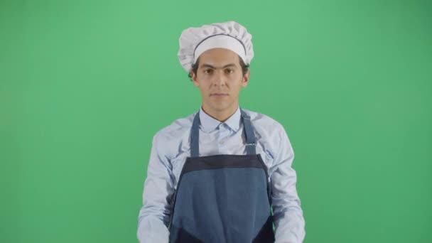Grappige volwassen man chef met een pot - Video