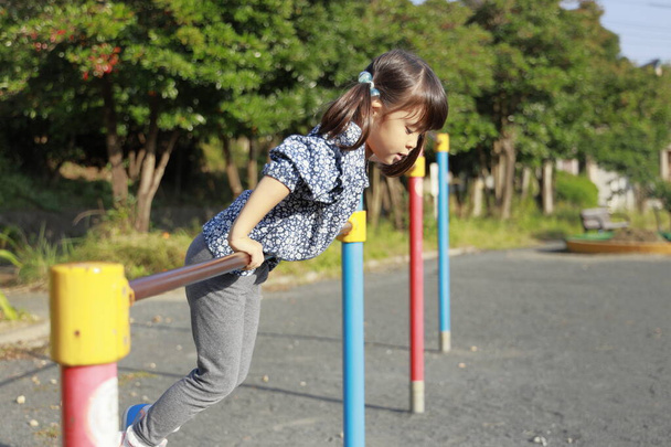 Japońska dziewczyna gra z wysokim barem (5 lat) - Zdjęcie, obraz