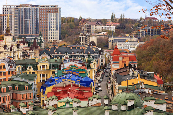 Krajina podzimního města s výhledem na restaurované střechy a budovy Vozdvizhenka, starého okresu Podil ve městě Kyjev. - Fotografie, Obrázek