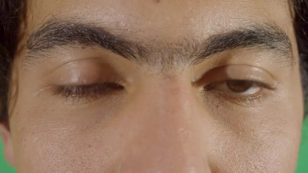 Felnőtt férfi álmos szemekkel - Felvétel, videó