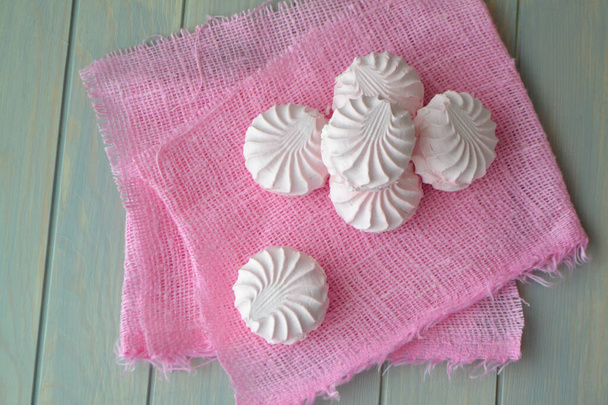 Κάτοψη του απαλού ροζ marshmallow ή ρώσικο zephyr. Επίπεδη θέσει σε ροζ και τυρκουάζ - Φωτογραφία, εικόνα