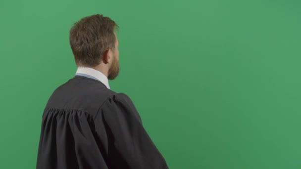 Homem adulto juiz interagindo com o público
 - Filmagem, Vídeo