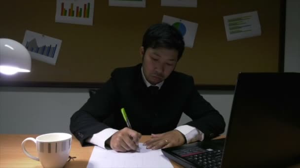 Empresário asiático trabalhando no escritório  - Filmagem, Vídeo