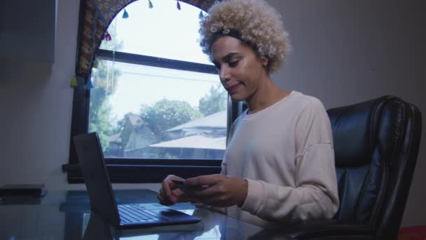 Mulher transexual compras on-line usando seu laptop
 - Filmagem, Vídeo