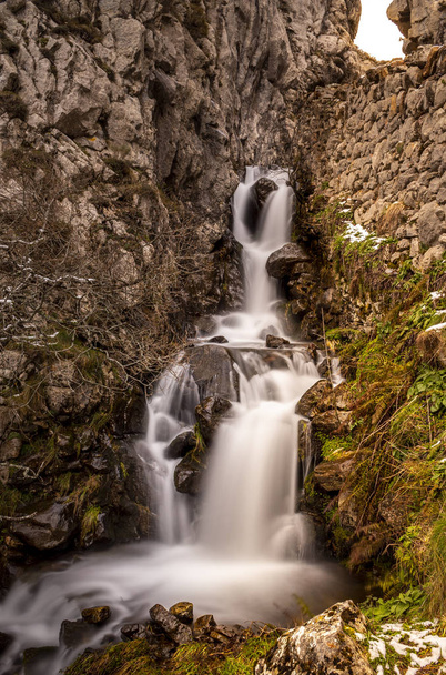 Belles cascades entourées d'une nature exubérante à Somiedo, Asturies, Espagne
 - Photo, image