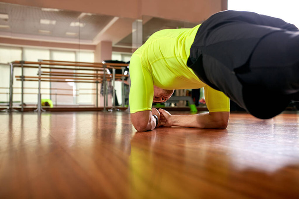 Fitness trénink sportovní sportovní muž dělá prkno cvičení v tělocvičně nebo jóga třídě cvičení cvičení. - Fotografie, Obrázek