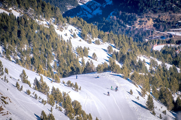 Andorra Grandvalira síközpont. Pireneusok hegységei - Fotó, kép