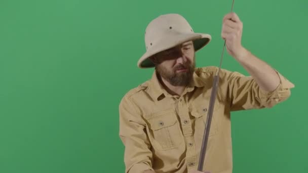 Uomo adulto Explorer pulizia e puntando un moschetto
  - Filmati, video