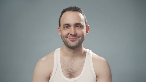 Videó mosolygós bristly férfi szürke háttér - Felvétel, videó