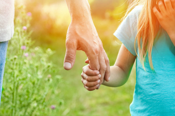Doğadaki ebeveyn ve çocuğun elleri - Fotoğraf, Görsel