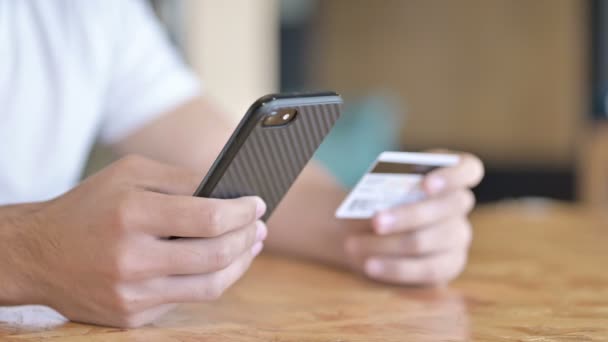 Primer plano del pago en línea en Smartphone
 - Metraje, vídeo
