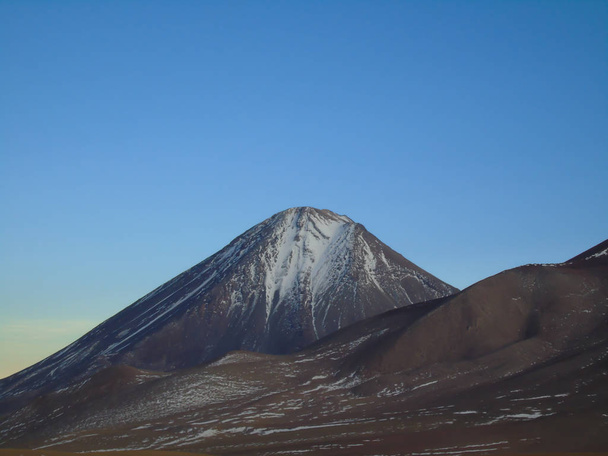 Вулкан Ліканкабура вкрився снігом на кордоні Потосі з Болівією та Чилі, вулкан 5900 мал. - Фото, зображення