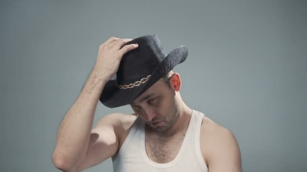 Videó részeg ember visel cowboyok kalap - Felvétel, videó